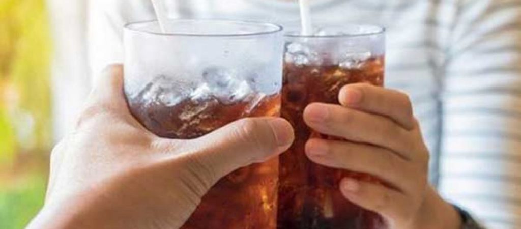 Αυτός είναι ο λόγος που δεν πρέπει να συνδυάζουμε αναψυκτικό με κρέας