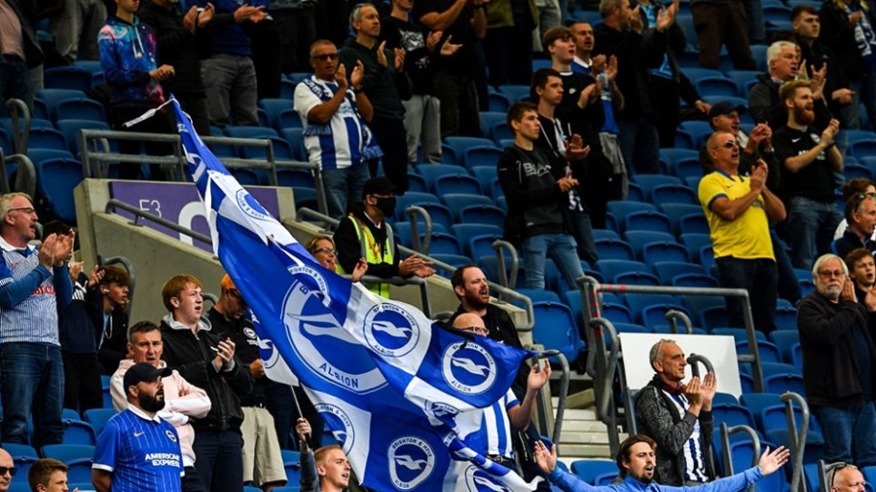 Η Βρετανία επαναφέρει την κανονικότητα στα γήπεδα – Με φιλάθλους στις εξέδρες ο αγώνας Μπράιτον-Τσέλσι (φωτό)