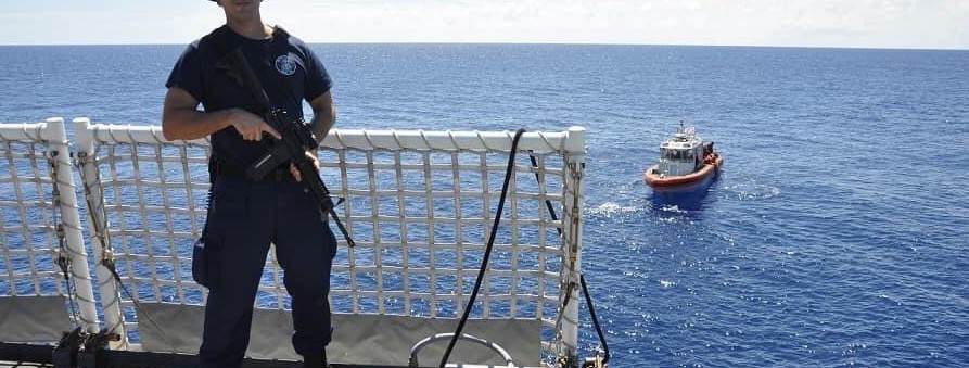 ΗΠΑ: Ακτοφύλακας πυροβόλησε καρχαρία για να σώσει συναδέλφους του (βίντεο)