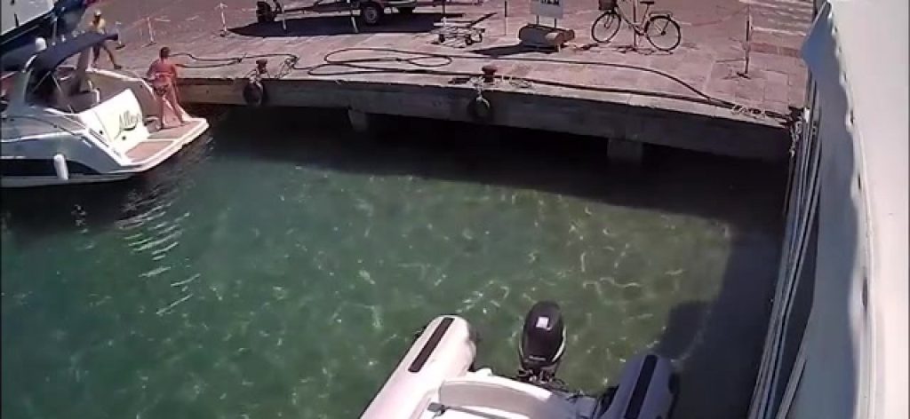 Ιταλία: Η στιγμή που γυναίκα πετάγεται στον αέρα μετά από έκρηξη σε σκάφος (βίντεο)