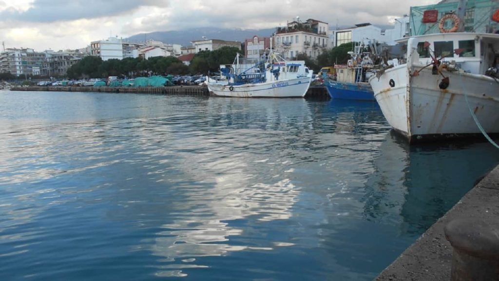 Πάτρα: Νεαρός έπεσε από αλιευτικό – Mπλέχτηκε σε δίχτυα και πνίγηκε