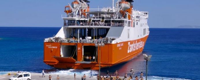 Σίκινος: Ο απίστευτος αποχαιρετισμός των κατοίκων – Βουτάνε στο λιμάνι την ώρα που φεύγει το πλοίο (βίντεο)