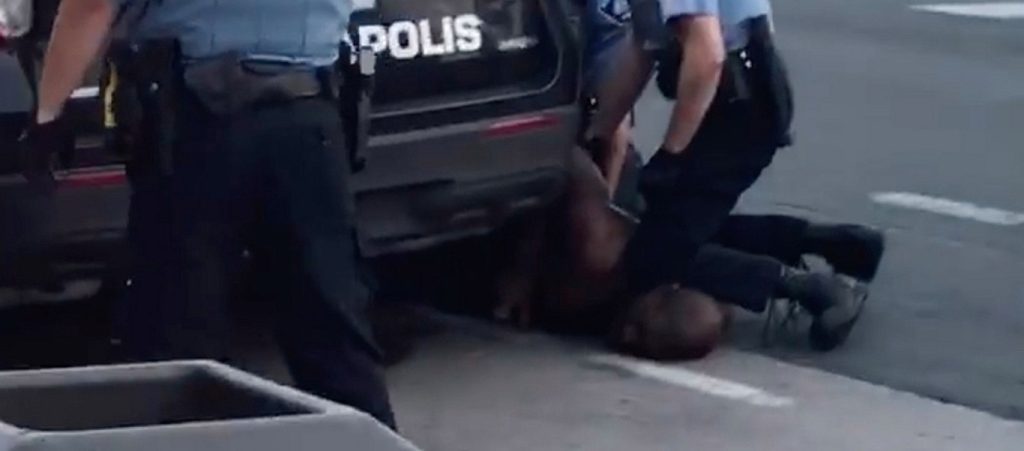 Υπόθεση Τ.Φλόιντ: Εξαιρετικά αυστηρές ποινές για τους εμπλεκόμενους αστυνομικούς θα ζητήσουν οι εισαγγελείς