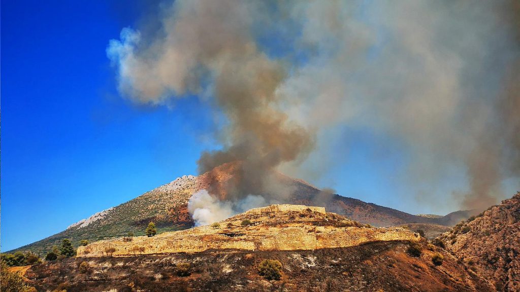 ΥΠΠΟ: «Δεν προκλήθηκαν ζημιές στις αρχαιότητες από την πυρκαγιά στις Μυκήνες»