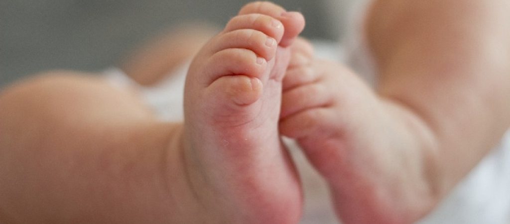 Κίνα: Μητέρα άφησε το βρέφος της στο πάτωμα για να σώσει ηλικιωμένη (βίντεο)