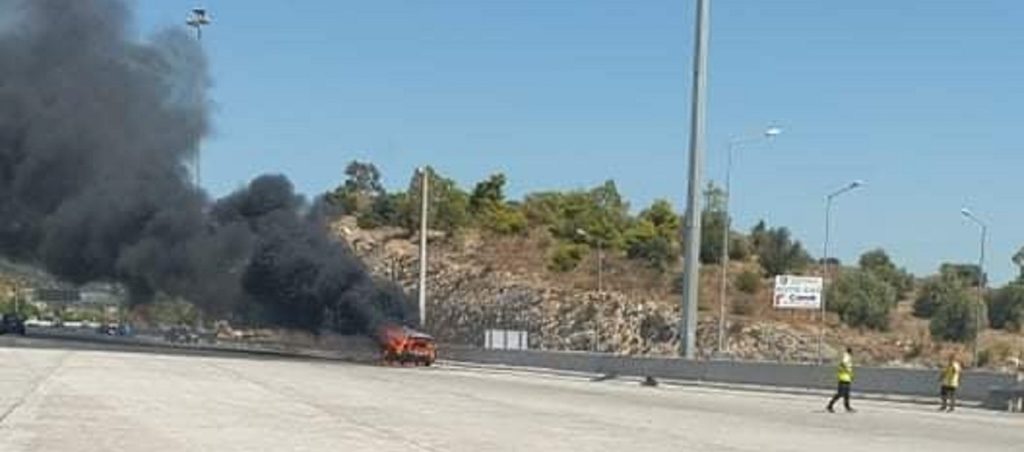 Αυτοκίνητο «τυλίχθηκε» στις φλόγες στην Εθνική Αθηνών – Κορίνθου (βίντεο)
