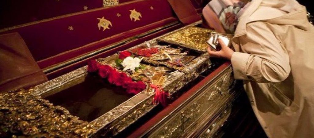 Το άφθαρτο σώμα του Αγίου Αλεξάνδρου του Σβιρ που συγκλονίζει τους πιστούς (βίντεο)