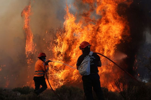 Ηράκλειο: Μεγάλη φωτιά στο χωριό Αφρατί