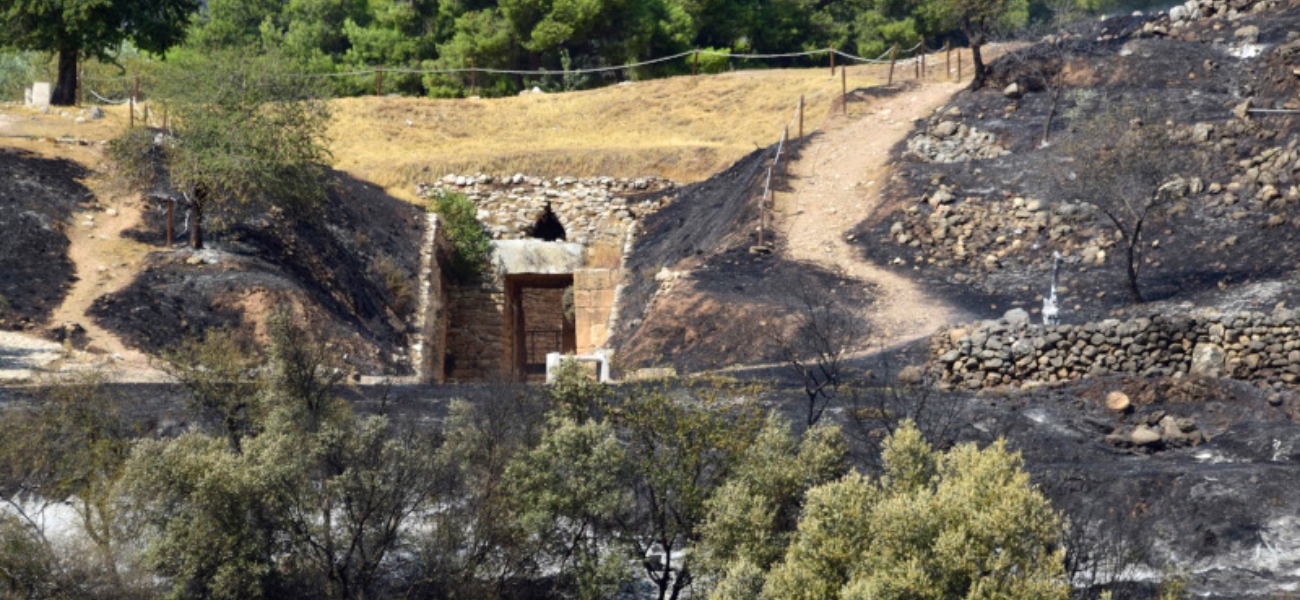 Μυκήνες: Σε εξέλιξη η «μάχη» με τις φλόγες και μέσα στον αρχαιολογικό χώρο – Δεν απειλήθηκε το μουσείο