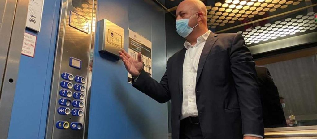 Θεσσαλονίκη: Ασανσέρ κατά του κορωνοϊού στο δημαρχείο – Λειτουργεί χωρίς να έρθεις σε επαφή με τα κουμπά (βίντεο)