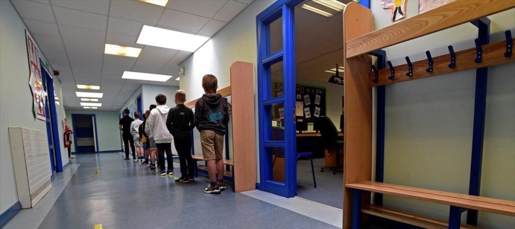 Βρετανία: Θα αποβάλλονται μαθητές που θα βήχουν επίτηδες μπροστά σε άλλους