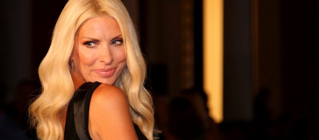 Ελένη Μενεγάκη: Φωτογραφίζεται με ροζ μπικίνι πάνω σε σκάφος πιο ανέμελη από ποτέ (φωτο)