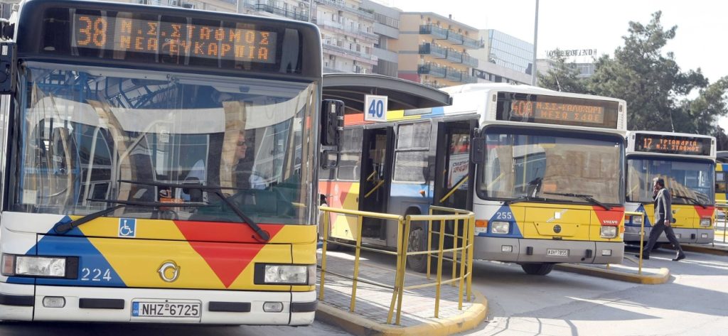 Θεσσαλονίκη: Νεαρός σκαρφάλωσε πίσω από λεωφορείο και έκανε την βόλτα του (βίντεο)