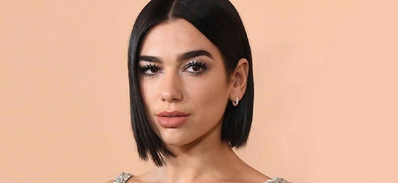 Dua Lipa: Το μικροσκοπικό μπλε μαγιό της σου… «κόβει» την ανάσα (φώτο)