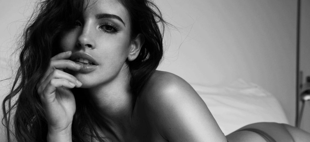 Λουσία Γιαβορσέκοβα: Το μελαχρινό μοντέλο που «άναψε φωτιές» στα ελληνικά νησιά (φώτο)