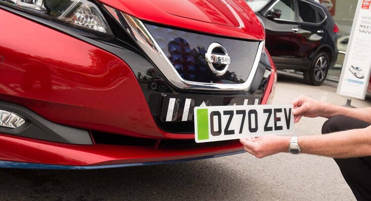 Μεγάλη Βρετανία: Πράσινες πινακίδες κυκλοφορίας για τα ηλεκτρικά οχήματα