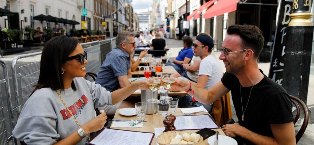 Κάλεσμα από τον Βρετανό ΥΠΟΙΚ: «Μην μένετε άλλο σπίτι – Βγείτε έξω για φαγητό»