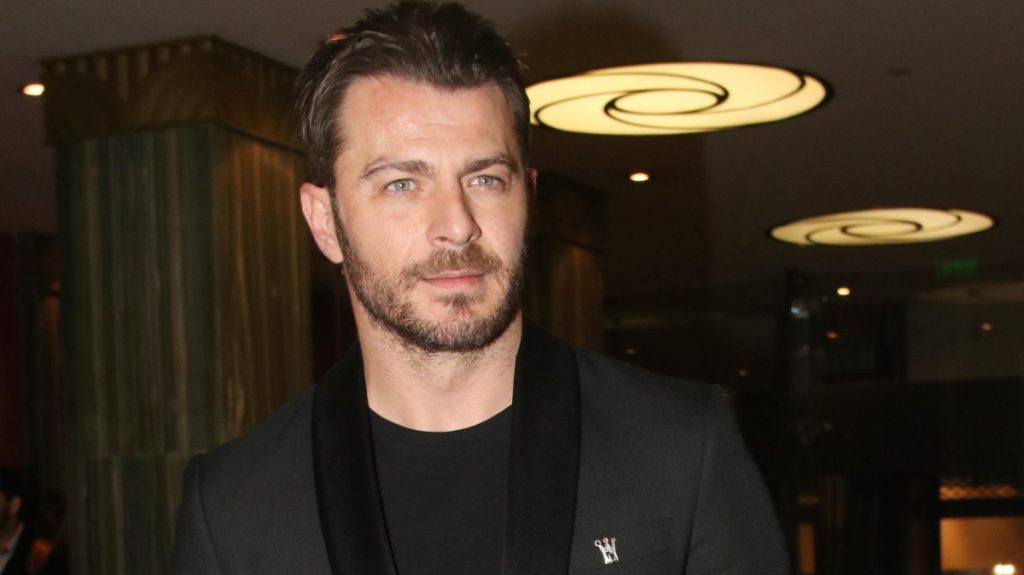 Γιώργος Αγγελόπουλος: Εύχεται «καλό μήνα» παρέα με τους… κοιλιακούς του και ο γυναικείος πληθυσμός «χάνει το μέτρημα»