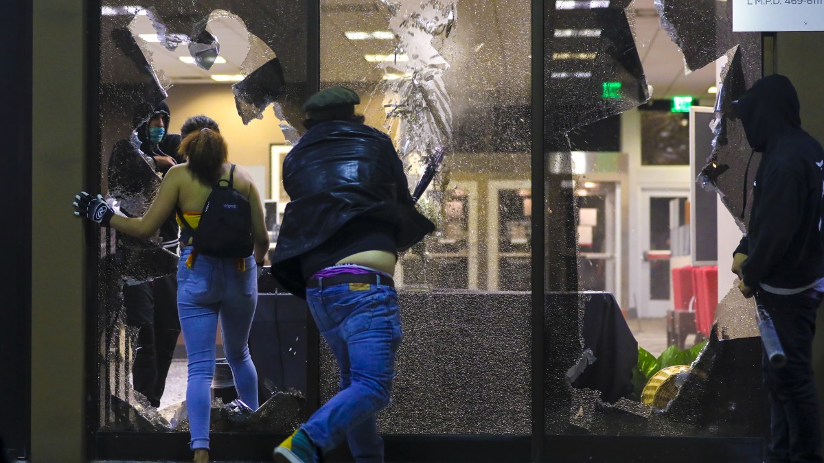 ΗΠΑ: Μαύρα κτήνη βασανίζουν & δολοφονούν με κτυπήματα σανίδας ένα άτυχο ζώο σε διαδήλωση των BLM