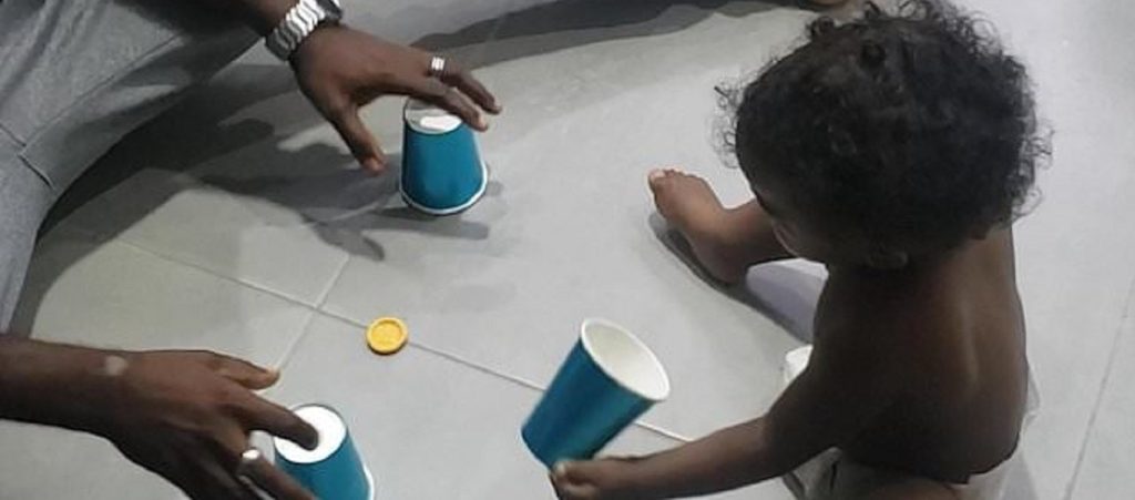 Αγοράκι ενός έτους δεν χάνει ποτέ στον «παπά» (βίντεο)