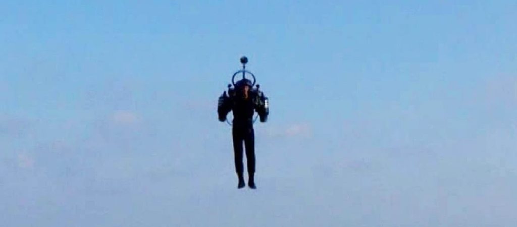 ΗΠΑ: Πέταξε με jetpack στα 3.000 πόδια – Έκπληκτος έμεινε ο πιλότος αεροπλάνου που τον είδε μπροστά του (βίντεο)