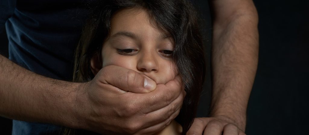 Ουκρανία: Συγκλονιστικές εικόνες από την στιγμή αρπαγής κοριτσιού την ώρα που η μητέρα της πλήρωνε στο ταμείο (βίντεο)