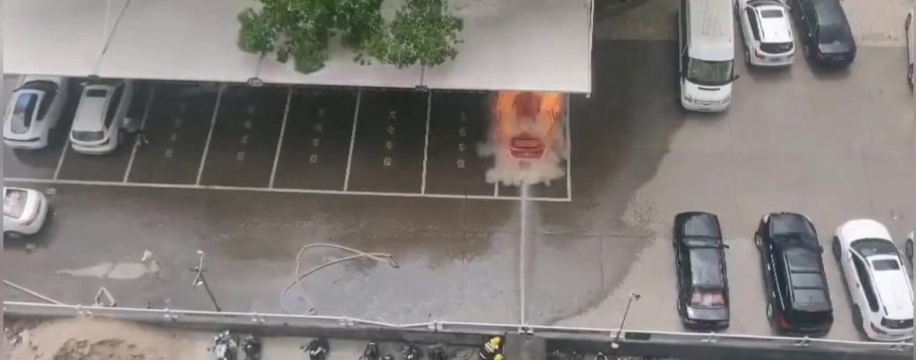 Κίνα: Απίστευτη έκρηξη ηλεκτρικού αυτοκινήτου κατά τη διάρκεια φόρτισης (βίντεο)