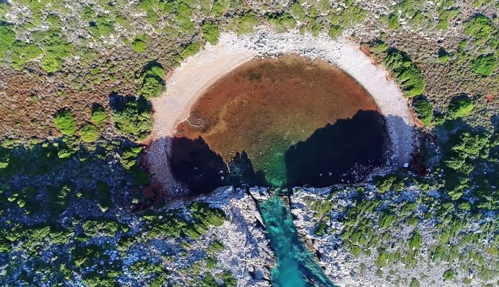 Λίμνη του Παπά: Η άγνωστη δίδυμη παραλία της διάσημης Βοϊδοκοιλιάς με τα καφέ νερά (βίντεο)