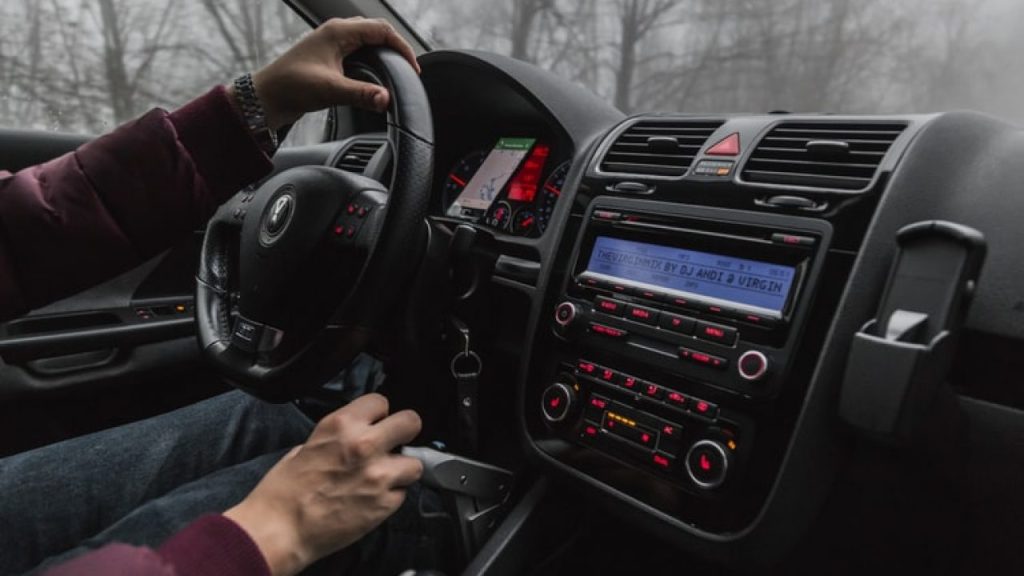 Νέα έρευνα: Η μουσική που πρέπει να ακούν οι οδηγοί στο αυτοκίνητο
