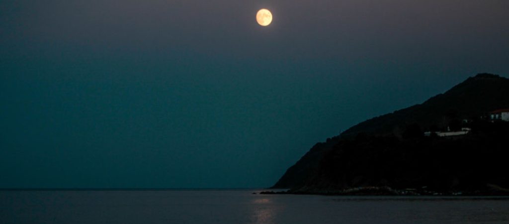 Live: Η Πανσέληνος του Καλαμποκιού «σκαρφάλωσε» στον ουρανό και κάνει τη νύχτα μέρα (βίντεο)