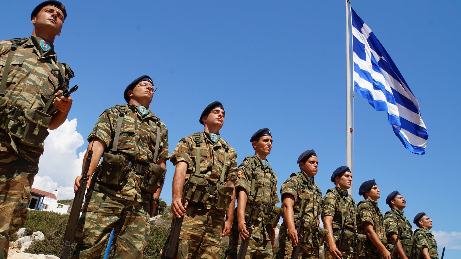 «Σείστηκε» το Καστελόριζο από τον Εθνικό Ύμνο των Ελλήνων στρατιωτών (βίντεο)