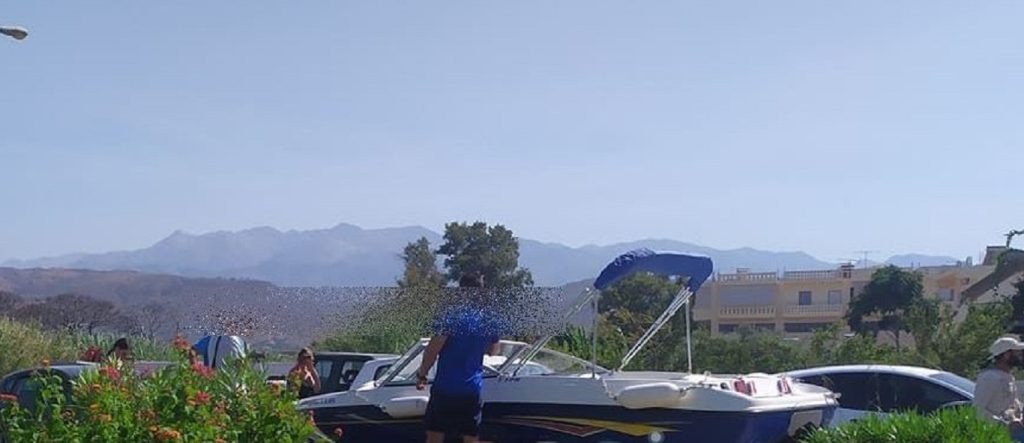 Κρήτη: Τράκαραν… βάρκα με αυτοκίνητο (φώτο)