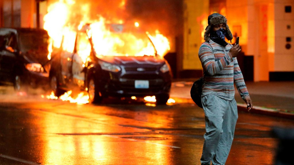 Ο Ν.Τραμπ διακόπτει την χρηματοδότηση σε πόλεις που ελέγχονται από τους Δημοκρατικούς και δημιουργούν ζώνες ανομίας