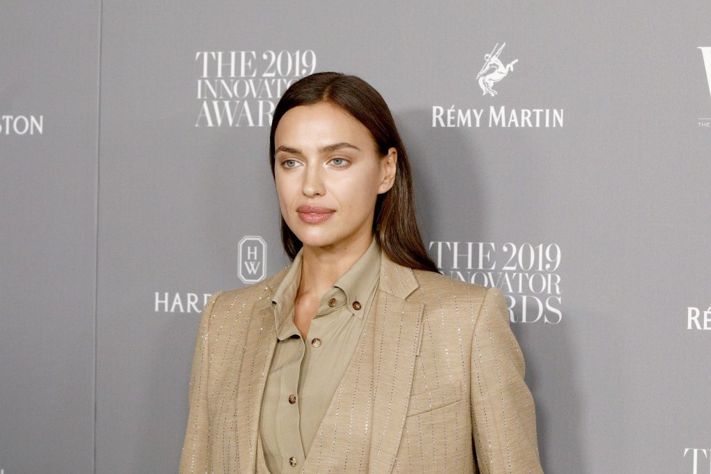 Irina Shayk: Βολτάρει στους δρόμους της Νέας Υόρκης με «καυτό» σορτς και «ανεβάζει τη θερμοκρασία» (φωτο)
