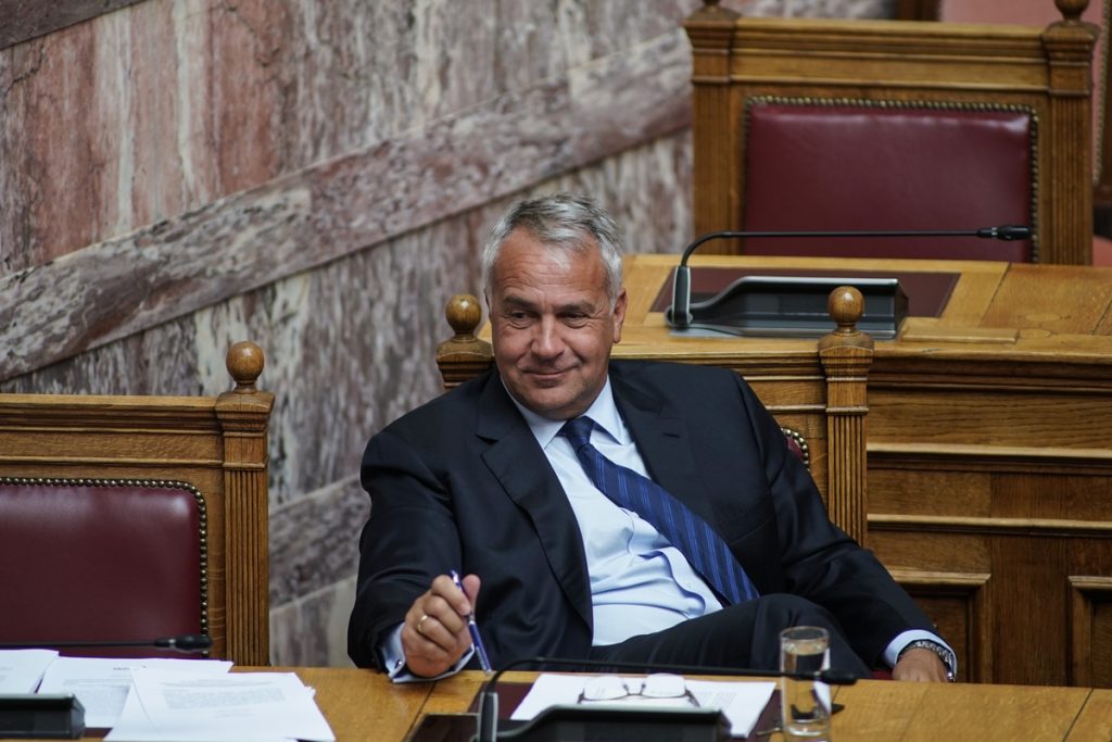 Ο Μ.Βορίδης έκανε παρατήρηση για τη μάσκα στον Σ.Αραχωβίτη και εκείνος… «συμμορφώθηκε»