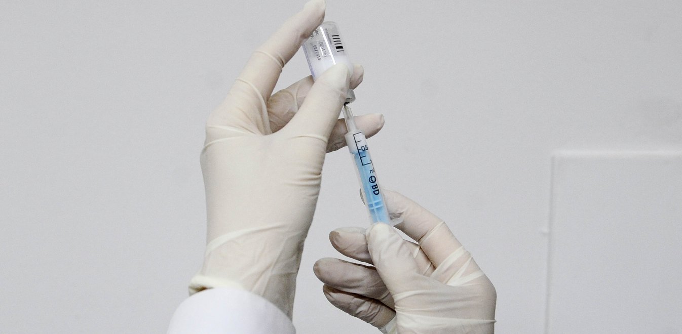 Κυβέρνηση: «Τον Δεκέμβριο θα παραλάβουμε το εμβόλιο της AstraZeneka για τον κορωνοϊό» (upd)