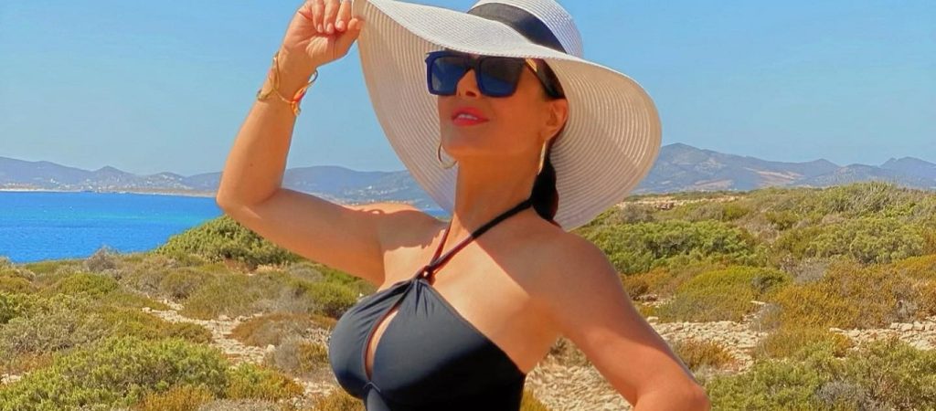 Σ.Χάγιεκ: Γιορτάζει στις Κυκλάδες τα γενέθλιά της και «κόβει» την ανάσα παρά τα 54 χρόνια της (φώτο)