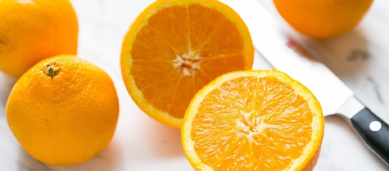 Δείτε το κόλπο με το πορτοκάλι που θα σας «λύσει» τα χέρια στην κουζίνα