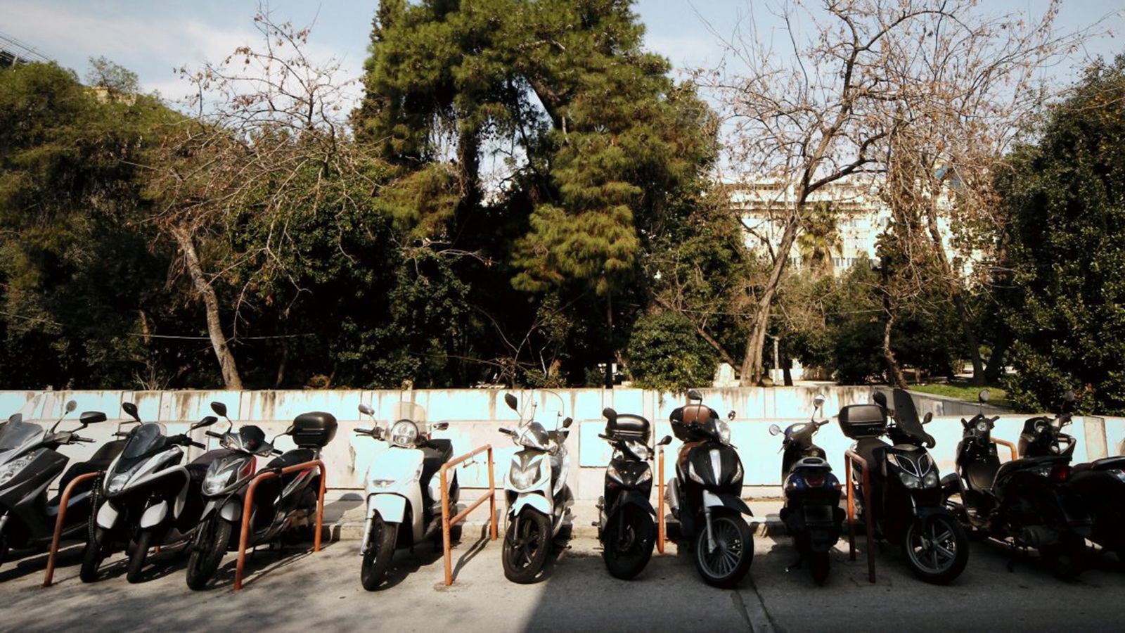 Δήμος Αθηναίων: Δημιουργεί 1.180 νέες θέσεις στάθμευσης δικύκλων (φωτό)