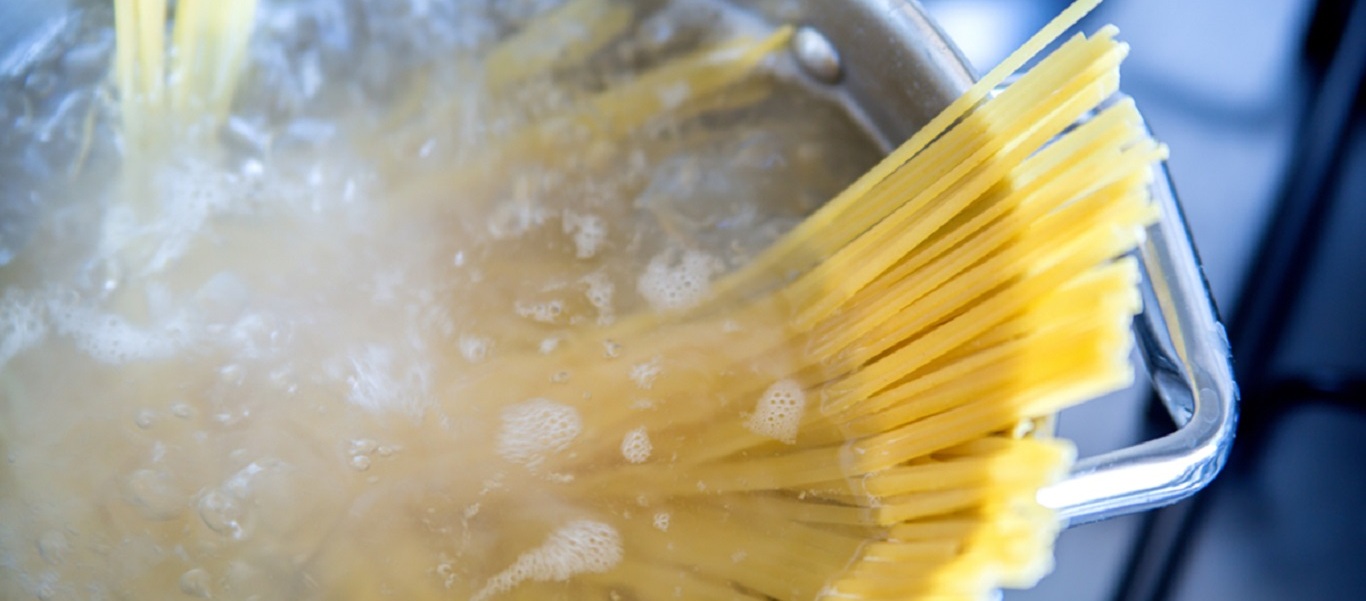 Να γιατί δεν πρέπει να πετάς το νερό που βράζουν τα ζυμαρικά