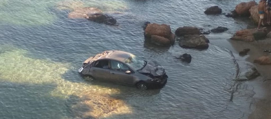 Βάρκιζα: Αυτοκίνητο «βούτηξε» στη θάλασσα από ύψος πέντε μέτρων (βίντεο-φώτο)