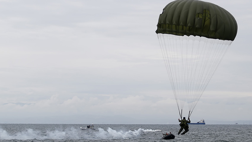 Ο λόγος της τραγωδίας: Η λεπτομέρεια που έκοψε το νήμα της ζωής του Έλληνα αλεξιπτωτιστή