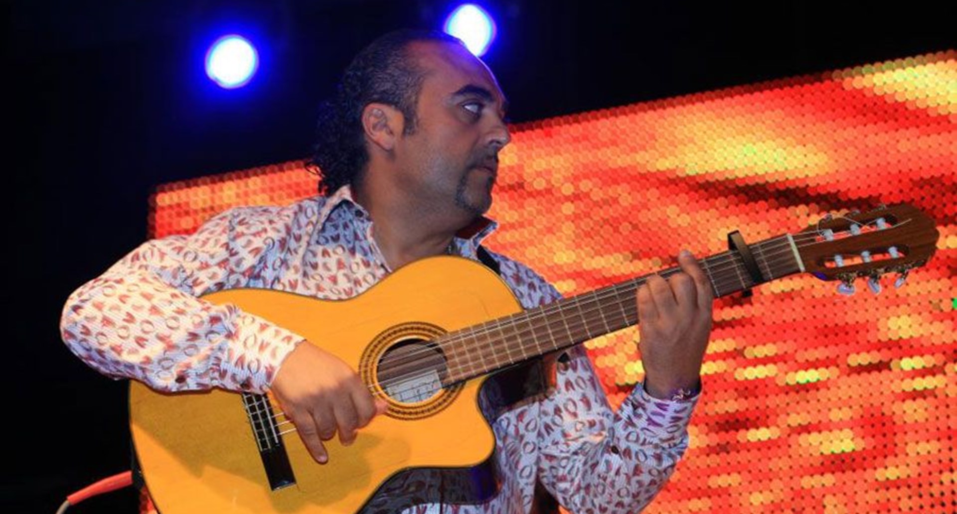 Μύκονος: «Μαγνητίζει» τα βλέμματα η σύντροφος του τραγουδιστή των Gipsy Kings (βίντεο)