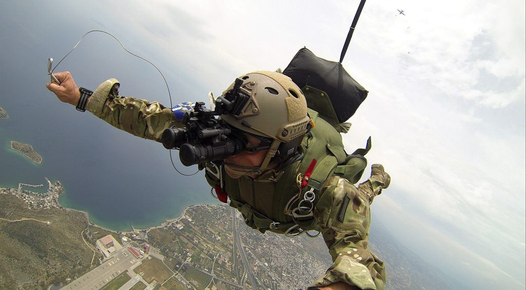 Σήμερα το τελευταίο «αντίο» στον άτυχο αλεξιπτωτιστή – Ερωτήματα για τα διαδοχικά ατυχήματα στους αλεξιπτωτιστές