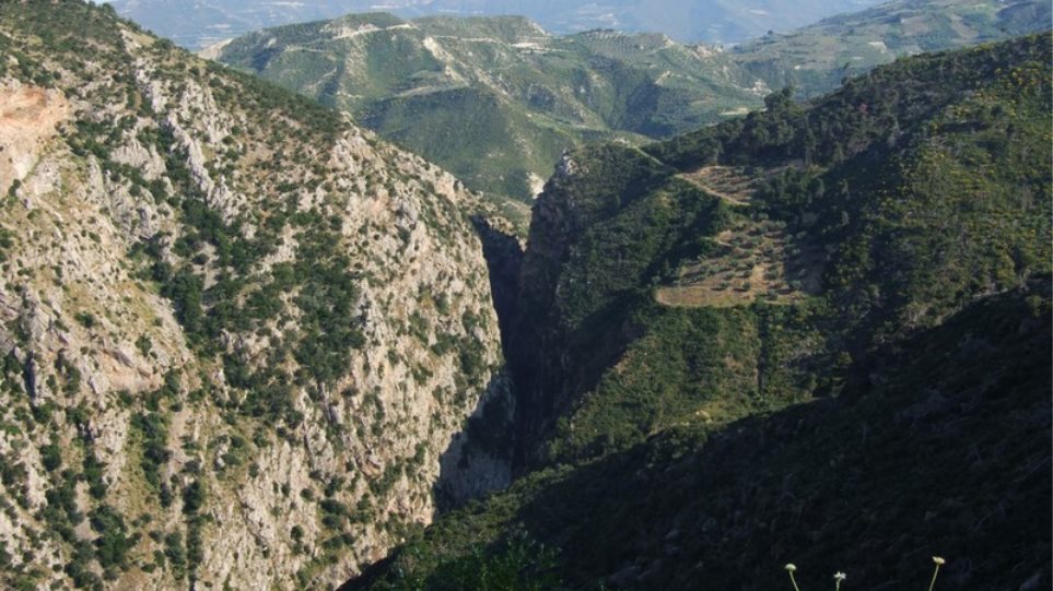 Μεγάλη κινητοποίηση για τη διάσωση οκτώ ατόμων στο φαράγγι της Φόνισσας