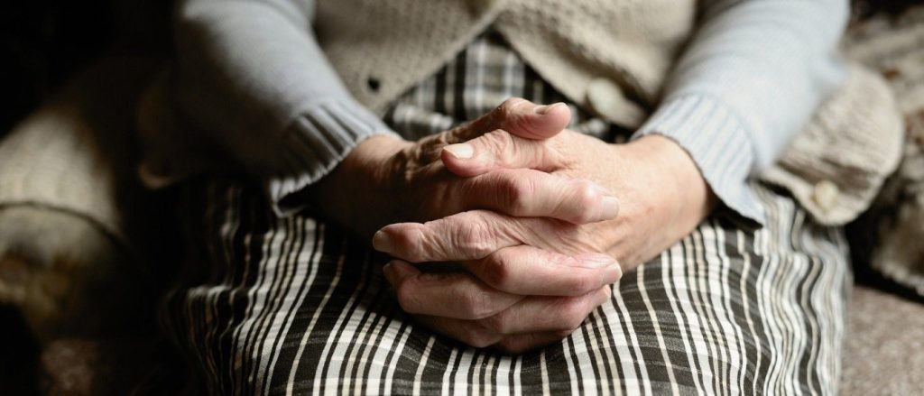 Κρήτη: Πήγαν επίσκεψη σε ηλικιωμένη και την κόλλησαν κορωνοϊό – Σε καραντίνα οι συγγενείς της