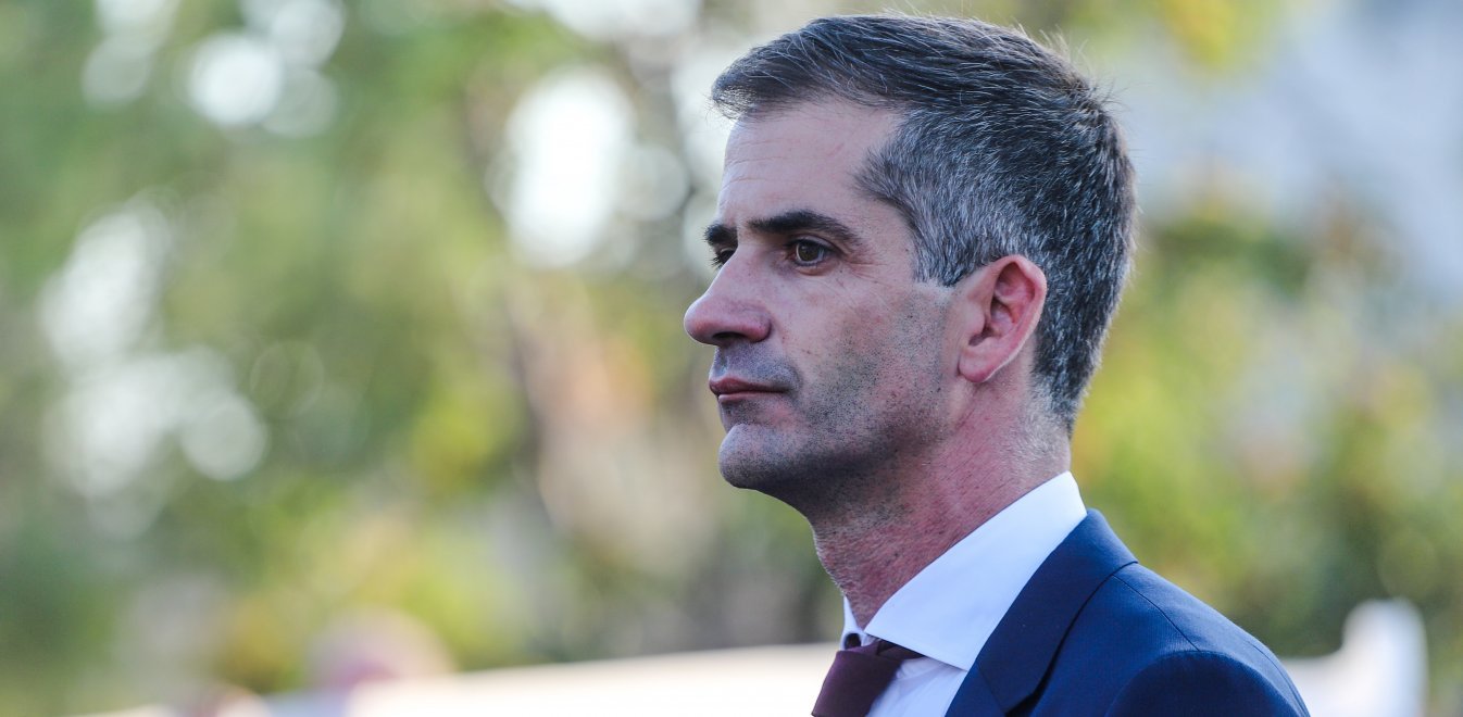 Στα «μαχαίρια» ΚΙΝΑΛ – Κ.Μπακογιάννης για τις προσλήψεις στο Δ.Αθηναίων