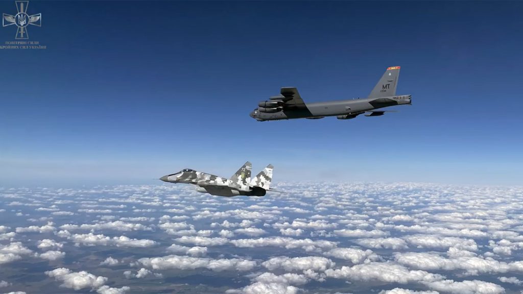 Ουκρανικά Su-27 και Mig-29 συνοδεύουν αμερικανικά B-52 (βίντεο)