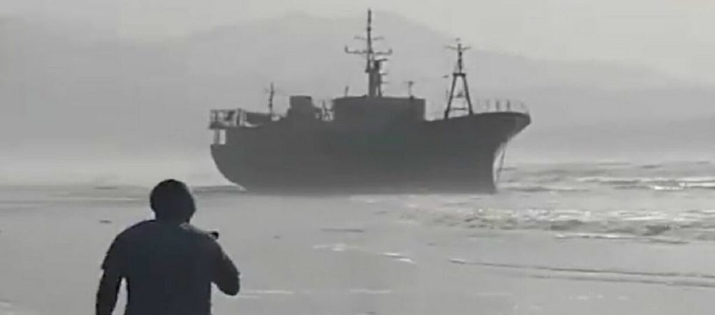 Μυστήριο με πλοίο που βρέθηκε στη Ρωσία μετά το πέρασμα του τυφώνα Μέισακ (βίντεο)