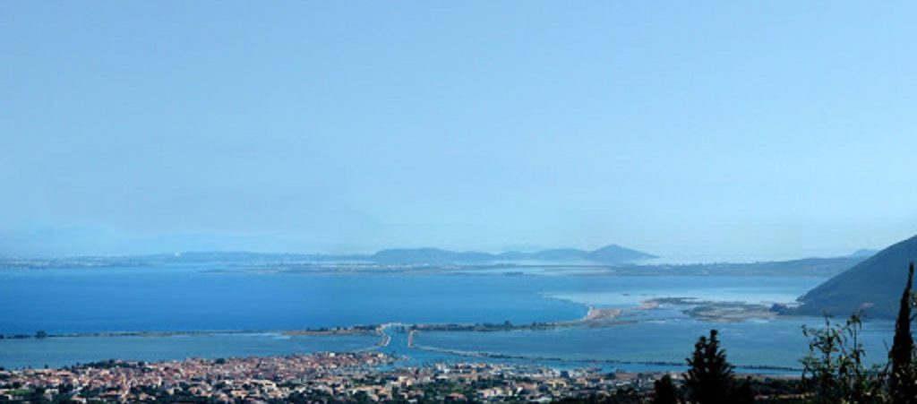 Σκάφος στο Άκτιο «τυλίχθηκε» στις φλόγες (βίντεο)